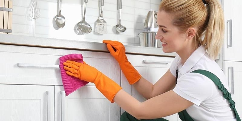 تمیز کردن کابینت‌ها با مایع ظرفشویی عمده